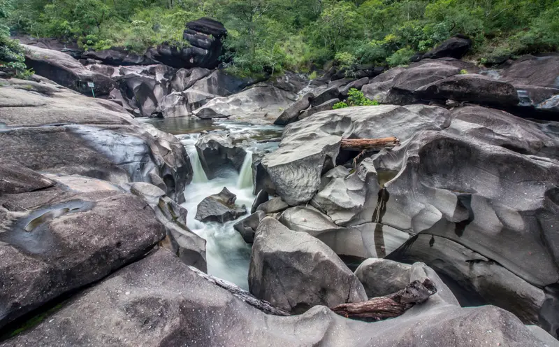 Formações rochosas e poços d'água do Vale da Lua, na Chapada dos Veadeiros