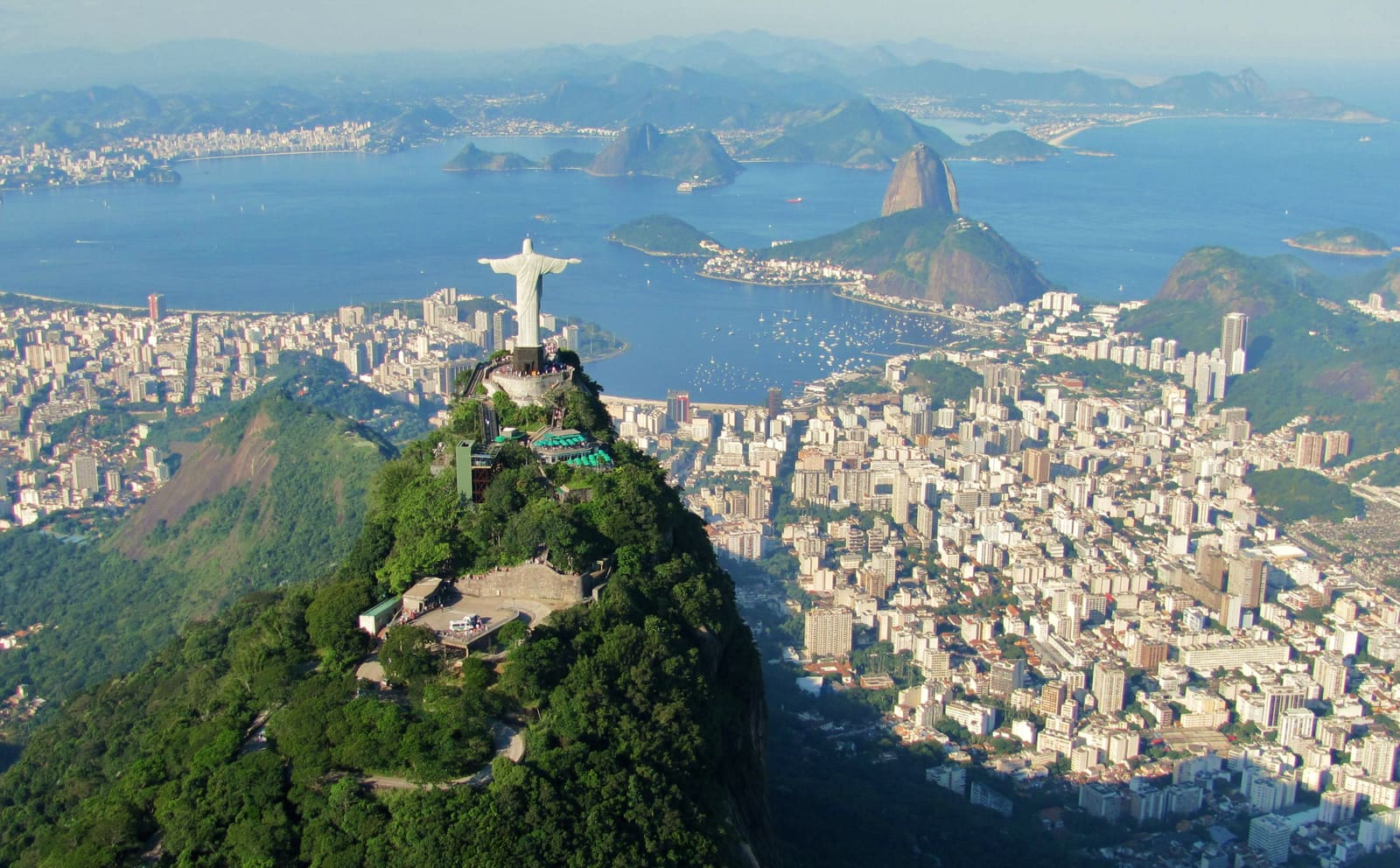 Vista do Rio de Janeiro com o Pão de Açúcar e a Baía de Guanabara ao entardecer
